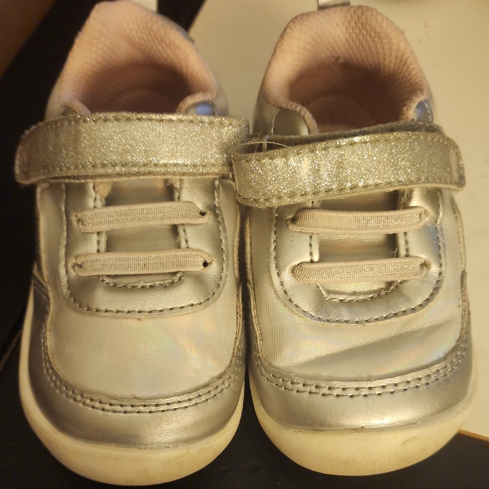Sz 6M Stride Rite 360 Natasha Silver Kids Sneakers with Velcro